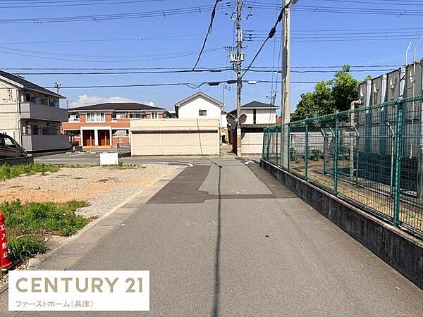 現地からの眺望は視界が広がる道路沿いのため開放感があります。周囲には住宅が整然と建ち並び落ち着いた環境が感じられます。道路は幅が十分にあり車両の出入りもスムーズに行えそうです。日当たりも良好です。