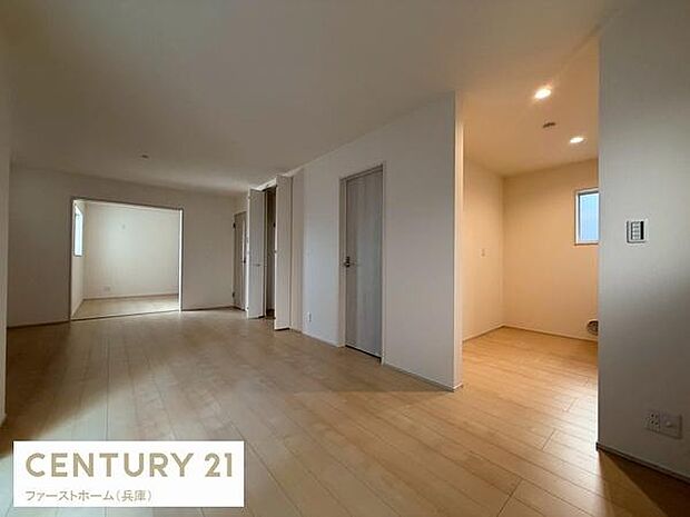 リビングは開放感のある空間設計が魅力です。床にはナチュラルな色合いのフローリングを採用しています。壁や天井も明るいトーンで統一されており全体的にすっきりとした印象です。