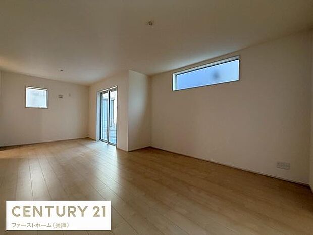 リビングには大きな窓があり自然光がたっぷりと入ります。明るく開放的な空間が広がっています。フローリング仕上げでお手入れも簡単です。すっきりとしたデザインのため家具の配置もしやすいです。