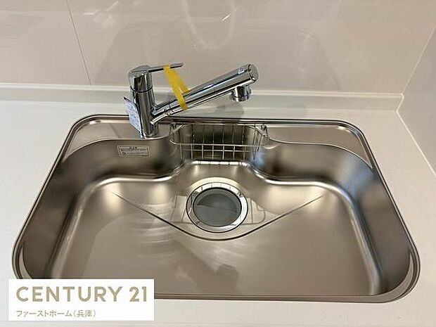 広々としたステンレスシンクが印象的です。水栓も使いやすいデザインとなっています。シンクまわりはお手入れしやすく清潔感のある空間です。日々の家事も快適にこなせそうです。
