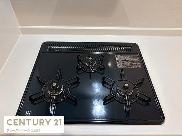 三口コンロが設置されており調理スペースも広々としています。シンプルなデザインでお手入れもしやすい仕様です。ガスコンロの配置が使いやすく日々の料理も快適に行えます。キッチン空間がすっきりと整っています。