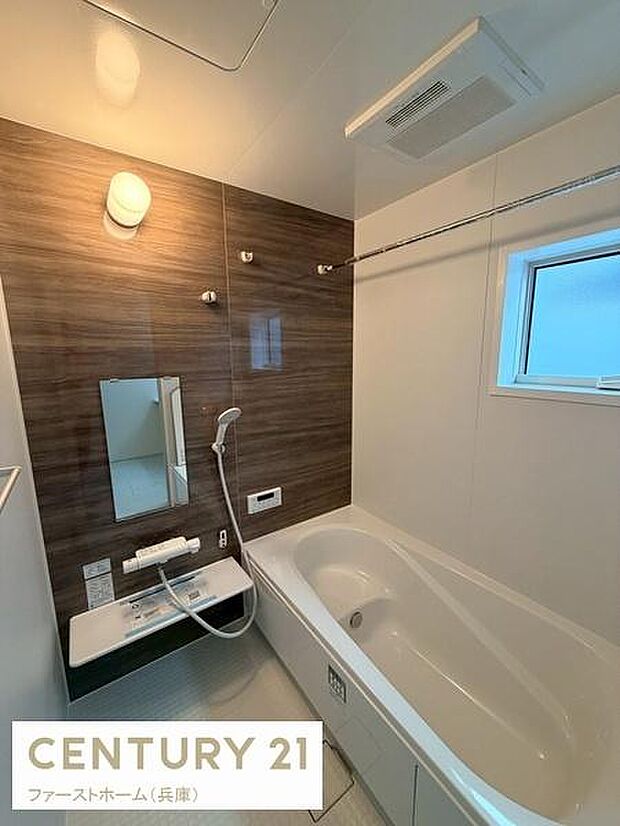 落ち着いた色合いの壁面が魅力のバスルームです。清潔感のある空間でゆったりとした浴槽が設けられています。窓もあり明るさをしっかりと確保しています。換気設備も整っていますので快適にご利用いただけます。