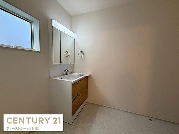 洗面台と鏡が一体型になっておりシンプルで使いやすいデザインです。収納スペースが充実しているため日用品を整理しやすくなっています。落ち着いたカラーリングでまとまった空間です。