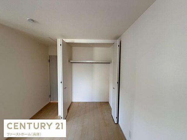 ホワイトの扉が明るい印象の収納スペースです。奥行きがしっかり確保されているためたっぷりと物を納められます。両開き扉で使い勝手も良好です。クローゼット内もすっきりとした設計です。