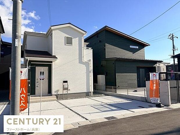 シンプルな外観デザインが印象的な戸建住宅です。駐車スペースも確保されており使い勝手の良さが特徴です。明るい日差しが降り注ぐ立地で快適な毎日をサポートします。幅広い方におすすめできる物件となっています。