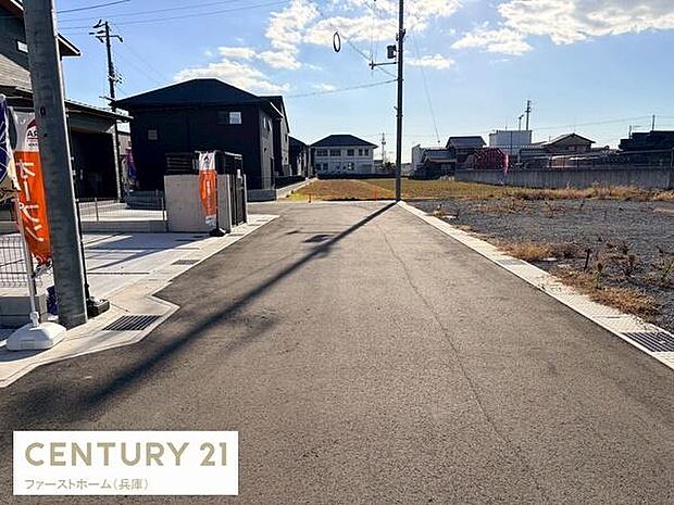 舗装された前面道路が物件周辺のアクセスをサポートします。周囲は落ち着いた住宅街の雰囲気です。道路幅も十分に確保され車の出し入れがしやすい環境です。現地の状況が分かりやすく見通しの良い立地です。