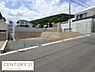 外観：開放感のある現地土地写真です。道路に面しており整った形状も特徴的です。周辺には閑静な住宅が並び落ち着いた住環境が広がります。前面道路も広めで車の出入りもゆったり行えます。