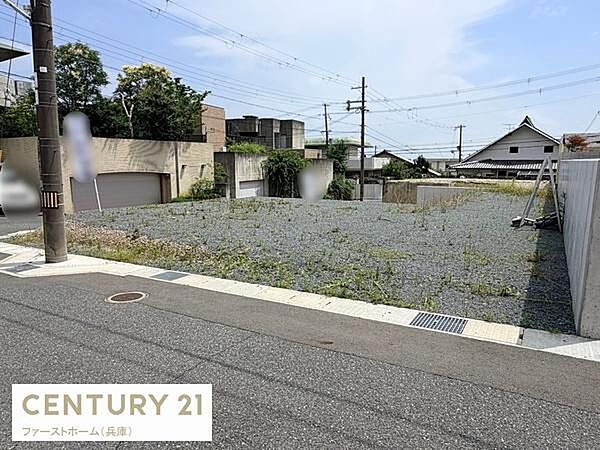 整った形状の現地土地写真です。前面道路との高低差が少なく利用しやすい区画です。周囲は落ち着いた街並みとなっています。建築のプランが立てやすい立地です。現地でご確認いただけます。