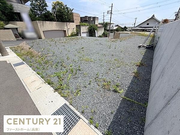 現地土地写真では広々とした敷地が目を引きます。前面道路との段差が少なく出入りも便利です。周囲には住宅や緑があり落ち着いた環境です。整然とした形状でさまざまな用途に対応しやすい土地です。