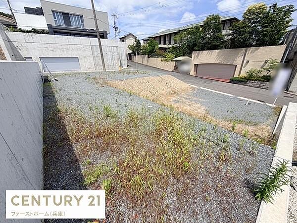 周辺には落ち着いた雰囲気の住宅が並び開放感のある現地土地写真です。前面道路は広く駐車や車の出入りにも便利です。敷地は整地されておりすぐに活用しやすい状態です。