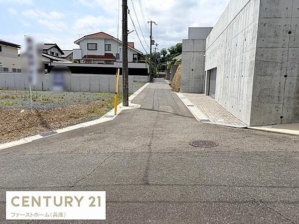 現地写真は落ち着いた住宅街の様子が確認できます。前面道路は舗装されており道幅も見やすい印象です。周辺には新しい建物や空き地も見受けられ環境の変化も期待できます。