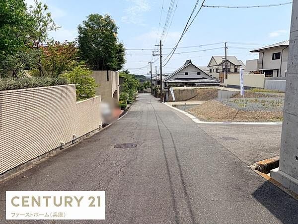 前面道路はゆったりとした幅員があり車の出入りもしやすい環境です。現地周辺には住宅が並んでおり落ち着いた雰囲気が広がっています。道路は舗装されており日常の移動もスムーズに行えます。