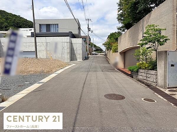 前面道路はゆったりとした幅があり車の出入りもしやすい環境です。周辺には新しい住宅が立ち並び整然とした街並みが広がります。道路沿いに高低差が少なく歩きやすい道のりです。