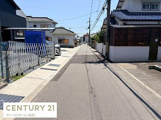 前面道路は幅員がしっかりと確保されており車の出入りもスムーズに行えます。周辺は落ち着いた住宅街で通行量も控えめです。道路沿いの歩道も整備されているため日々の移動やお子様の通学も安心です。