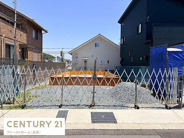 更地の状態で建築準備が進んでいる区画です。周囲には住宅が立ち並び交通の便も良好です。整った形状で利用しやすく清潔感のある印象です。周辺環境も落ち着いています。