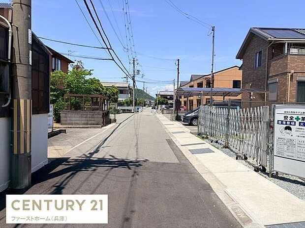 前面道路は舗装がしっかりしていて自動車の通行もしやすそうです。周囲には住宅が並び整った街並みが広がっています。電柱や配線も整然と配置されていますのですっきりとした印象です。