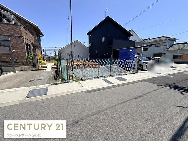 前面道路は幅員がしっかりと確保されており見通しの良い印象です。敷地までのアプローチもスムーズで車の出し入れがしやすそうです。周辺には住宅も多く落ち着いた雰囲気となっています。