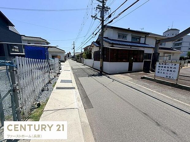 前面道路が幅広く整備されており車の出入りもスムーズです。電柱が並び周辺は落ち着いた住宅街の雰囲気があります。明るい日差しが差し込む道路環境が魅力です。