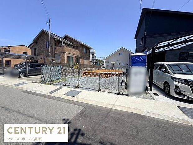 前面道路が広く車の出入りもスムーズに行えます。周囲には住宅が建ち並び落ち着いた雰囲気です。現地写真から清潔感が伝わります。駐車スペースも確保されています。建築プランのご相談も可能です。