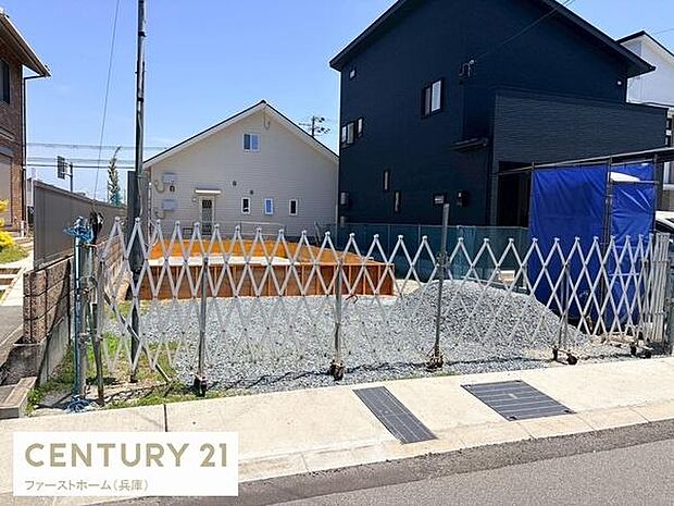 前面道路に面した整形地で建築の自由度が高い土地です。周囲には住宅が立ち並び生活環境が整っています。敷地内は整地済みですぐに新築プランを検討いただけます。
