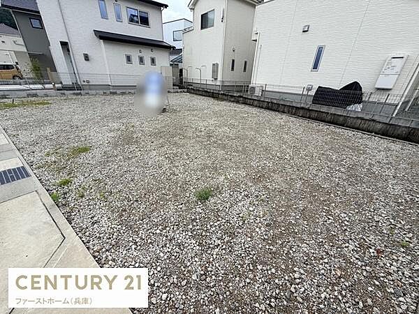 周囲に住宅が並ぶエリアの土地写真です。整地されており様々な利用が想定できます。前面道路との段差も少なくアクセスがしやすい形状です。静かな環境が感じられる点も特長です。