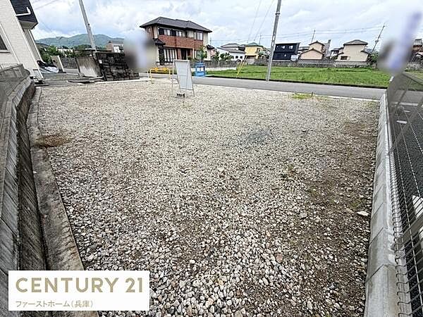 周辺は落ち着いた住宅街となっておりゆとりのある敷地が魅力です。広々とした空間のためさまざまな使い道が考えられます。平坦な土地なので有効活用しやすいです。前面道路も見通しが良くアクセスしやすい立地です。