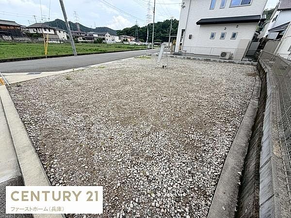 角地に位置するため開放感が感じられます。道路に面しており日当たりが良好です。周辺には住宅が建ち並び落ち着いた環境です。インフラ設備の配管も確認できます。