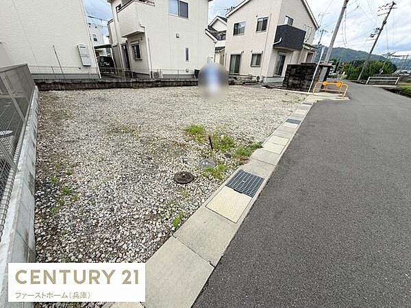 整地された敷地で幅広い活用が可能です。前面道路はきれいに舗装されています。周辺は住宅街で落ち着いた環境です。角地近くで車の出入りもスムーズです。敷地内の管理状態も良好です。