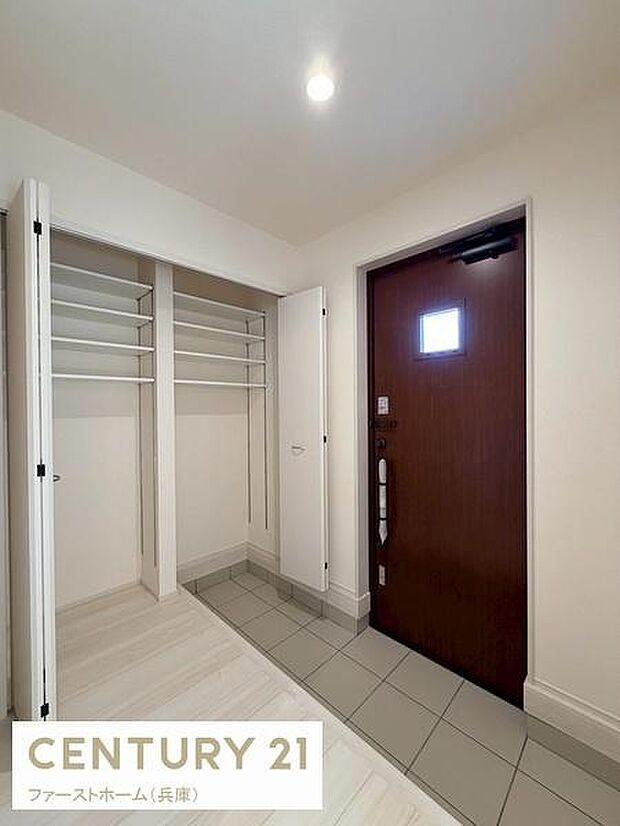 玄関にはゆとりのある収納スペースが備えられておりすっきりと片付けやすい印象です。シューズボックスの扉が大きく開き使い勝手が良好です。採光窓付きの玄関ドアが空間に明るさをもたらします。