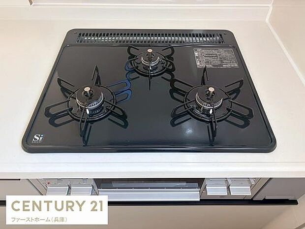 使いやすい3口ガスコンロを備えたキッチンです。シンプルなデザインで清掃もしやすく快適にご利用いただけます。カウンターとの一体感があり見た目もすっきりとしています。調理スペースがゆったりしています。