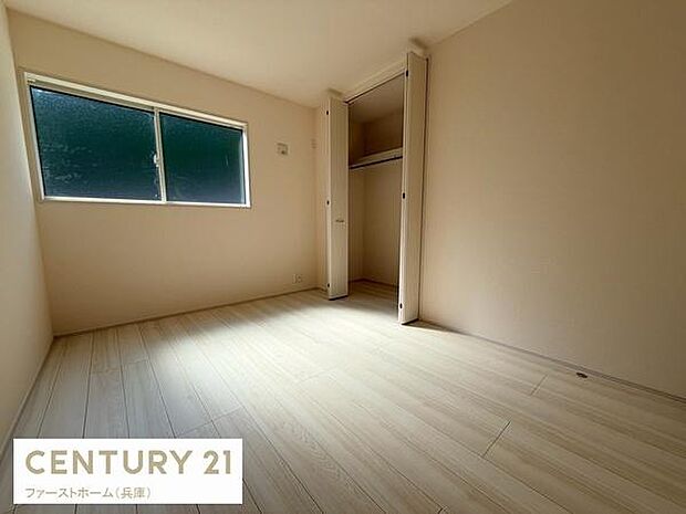 明るい光が差し込む子供部屋です。ナチュラルカラーの床が空間を広く感じさせます。収納スペースも備わっておりすっきりとした印象です。壁や床の色合いがどんなインテリアにも合わせやすい仕様です。