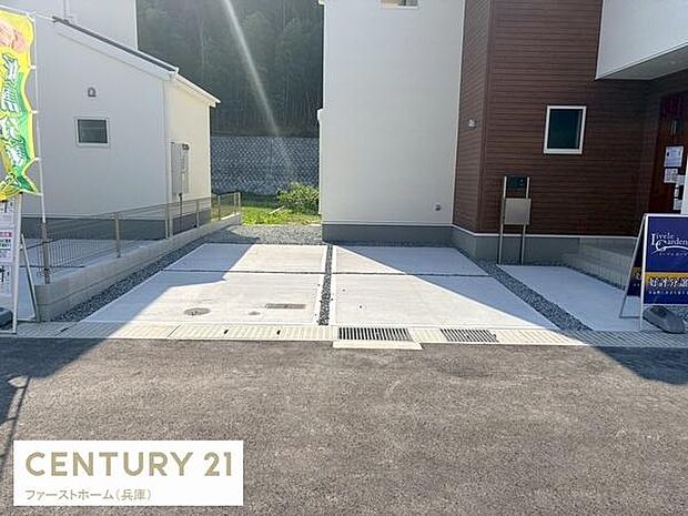 車の出し入れがしやすい広めの駐車スペースです。敷地内にしっかりとした舗装が施されており手入れも簡単です。車を複数台停められるゆとりがあります。駐車場周辺もすっきりした印象です。