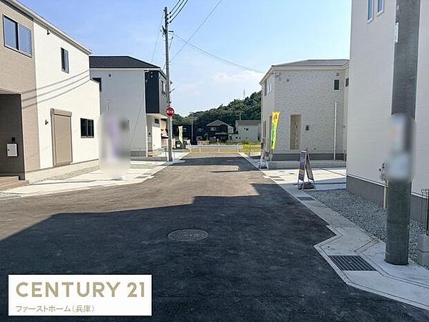 前面道路は幅が広く車の出入りがしやすい造りです。周囲は新しい住宅が整然と並び住環境が整っています。道路の舗装もきれいで清潔感のある街並みが特徴です。日当たりも良好で開放感があります。