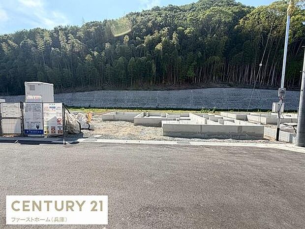 前面道路がしっかり舗装されており敷地へのアクセスがしやすい環境です。周囲に自然が広がっており開放感があります。造成工事済みの土地の様子が分かります。
