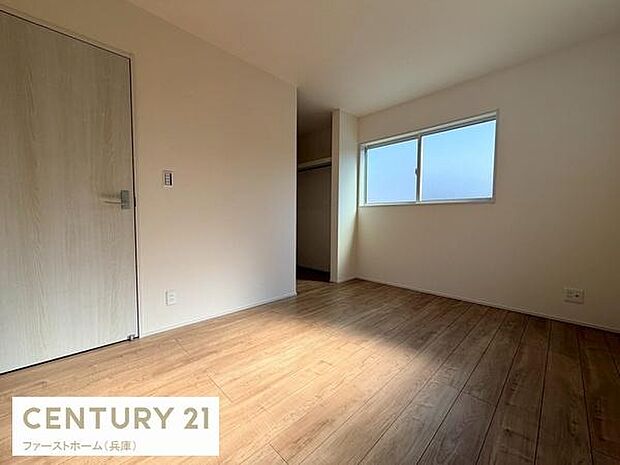 明るい光が差し込む子供部屋です。シンプルな内装で使い勝手の良いスペースが広がっています。収納スペースも備わっておりすっきりとした印象です。床材の質感が室内を引き立てます。