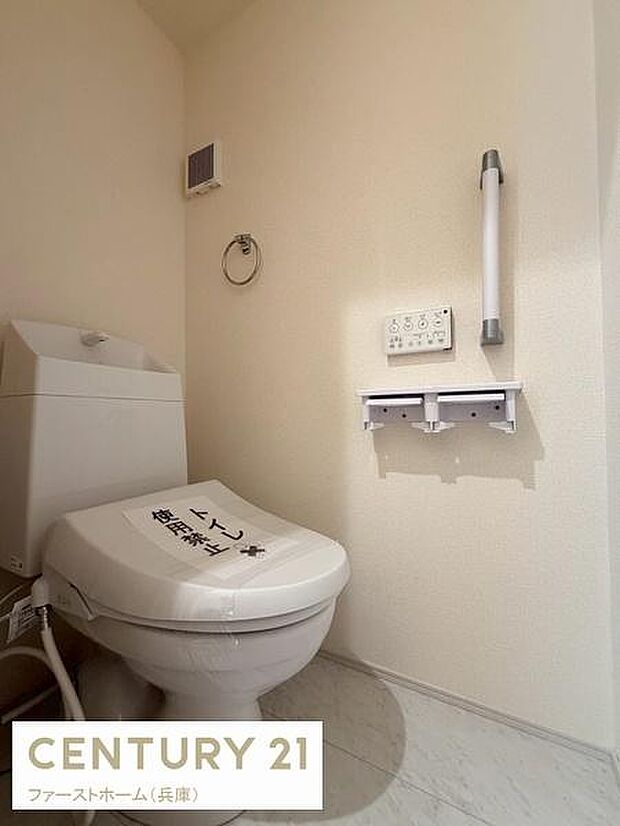 清潔感のあるトイレです。ウォシュレット機能が備わっており快適にご利用いただけます。手すりやペーパーホルダーなど使いやすさにも配慮されています。シンプルな内装でお手入れも簡単です。