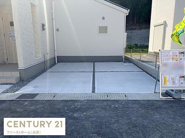 広々とした駐車場スペースが設けられておりコンクリート舗装が施されています。住宅のすぐ前に設計されているため使い勝手が良好です。敷地内で車両の出し入れもスムーズに行えます。