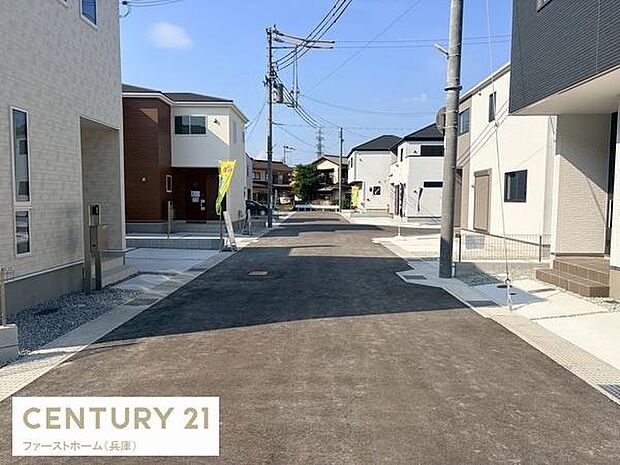 周囲には新築の住宅が建ち並び整った街並みが印象的です。前面道路は舗装されており車両の出入りもスムーズに行えます。視界が開けており全体的に清潔感があります。