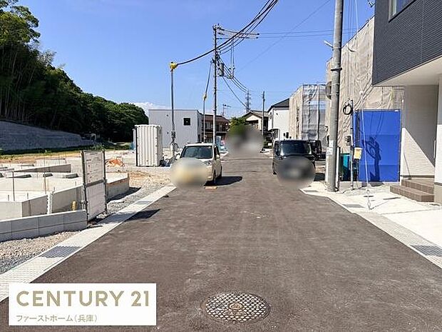前面道路は舗装されており出入りがしやすい造りです。幅員も確保されているため車のすれ違いも安心です。周辺はすっきりとした街並みが広がっています。近隣には新しい住宅が並び清潔感のある雰囲気です。