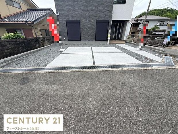 広々とした駐車スペースがあり車の出し入れもスムーズにできます。前面道路から直接アプローチできる設計です。敷地内はフラットで駐車しやすい環境が整っています。ゆとりあるスペースで複数台の駐車も可能です。