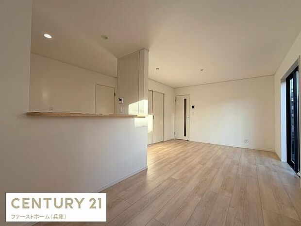 明るい木目調のフローリングが空間を広く感じさせます。白を基調とした壁がすっきりとした印象です。開放感あるレイアウトが特徴です。大きな窓から自然光がたっぷり入ります。