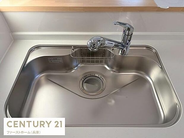 シンプルなデザインのキッチンシンクが印象的です。水栓が使いやすい位置に設計されています。スペースが広めでお手入れもしやすそうです。調理や片付けが快適に行えるキッチンシンクです。