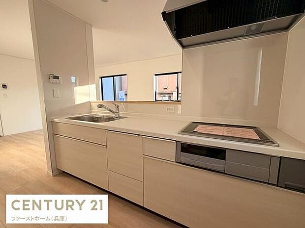 明るい室内に調和するシンプルで使いやすいキッチンです。IHクッキングヒーターや換気扇が揃い毎日の調理も快適。広々とした作業スペースで効率的に作業できます。収納も充実しており片付けがスムーズに行えます。