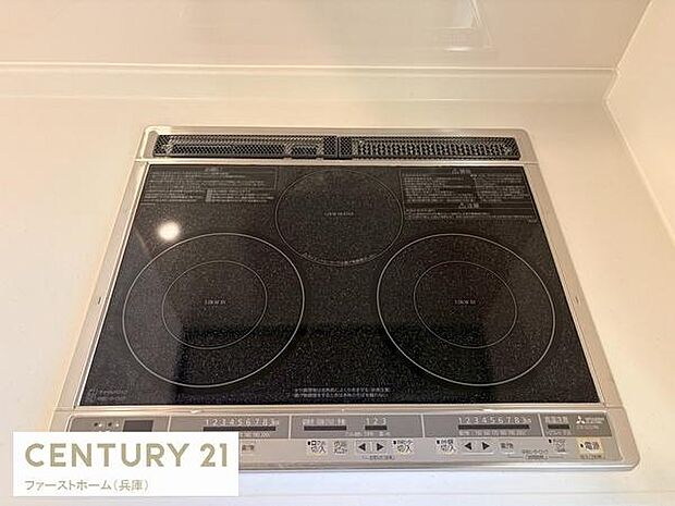 IHクッキングヒーターが設置されているキッチンです。すっきりとしたデザインでお手入れがしやすい仕様です。操作パネルも見やすく使いやすい配置になっています。調理スペースが広く確保されています。