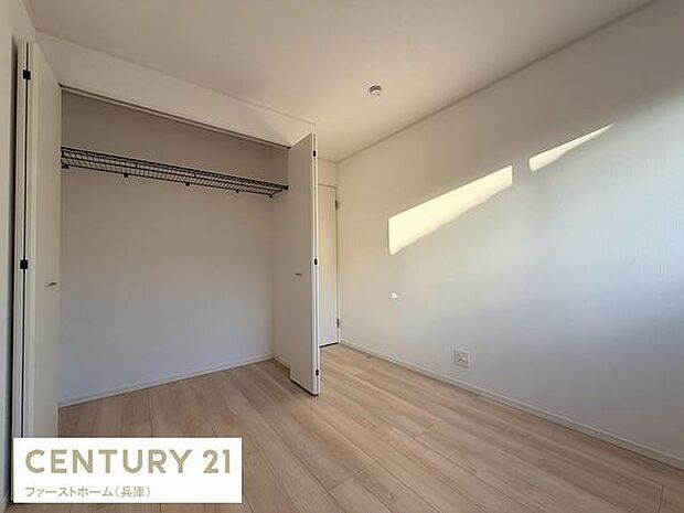 室内にやわらかい日差しが入り爽やかな印象の寝室です。シンプルな内装で家具の配置がしやすい設計です。クローゼット付きで収納にも便利です。木目調の床が温かみを感じさせます。