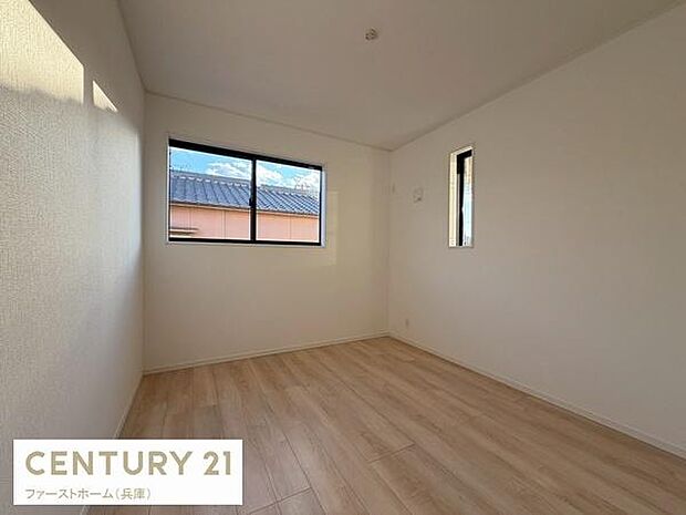 明るい日差しが差し込む子供部屋です。シンプルな内装でアレンジが楽しめます。二面採光で通風も良好です。窓が多く開放感もあります。床材はナチュラルな色味で落ち着いた雰囲気です。