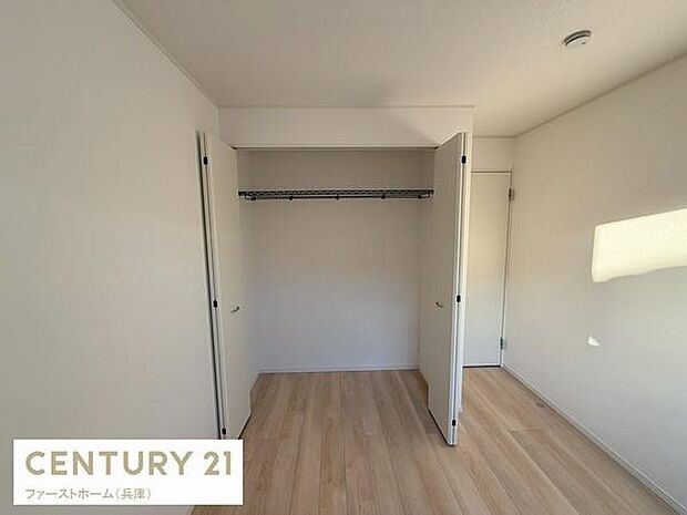 シンプルで使いやすい収納スペースが備わっています。扉付きなのでお部屋がすっきりと見えます。十分な奥行きがありさまざまなアイテムも整理しやすい仕様です。明るい室内とも調和し機能的な空間です。