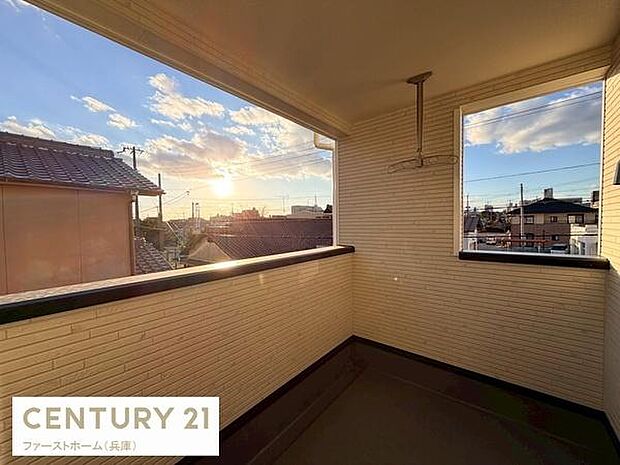 二面に大きく開口部があり開放感のあるバルコニーです。陽当たりがよく周囲の眺望も楽しめます。屋根付きで天候に左右されにくい設計です。プライベートな空間としても活用しやすいです。