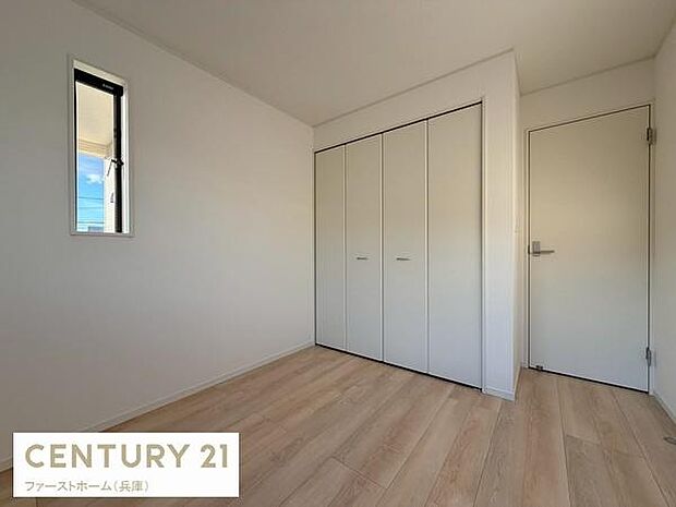 ナチュラルなフローリングが印象的な洋室です。収納スペースが備わっておりお部屋をすっきりと使えます。窓からの光が室内に入り明るい印象を与えます。シンプルな内装で使いやすい空間です。