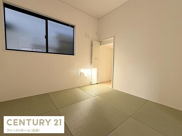 すっきりとしたデザインの和室が落ち着いた雰囲気を演出します。大きな窓から明るい光が差し込み開放感のある室内です。畳の質感が快適な空間を生み出しています。無駄のないレイアウトで使い勝手も良好です。